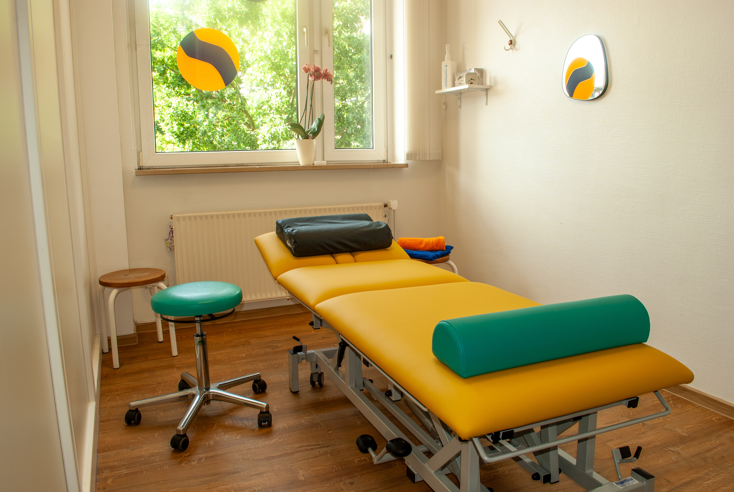 Foto von einem Therapieraum mit einer Therapieliege in gelb