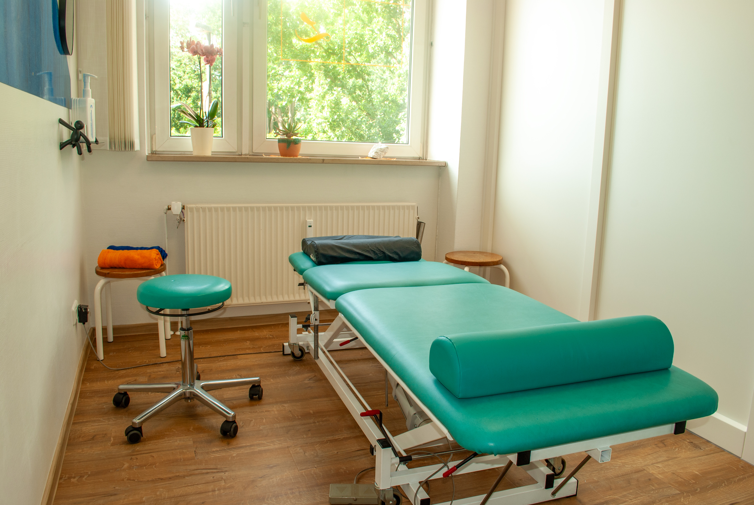 Foto von einem Therapieraum mit einer grünen Therapieliege